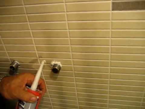 Descubre cómo evitar los daños de la humedad en la pared contigua a tu ducha, ¡mantén tu hogar seguro!